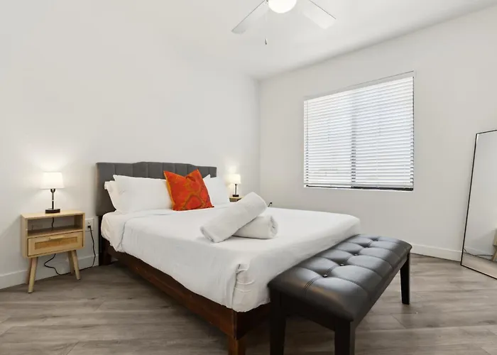 Cozysuites By The Stadium With Pool 30 *